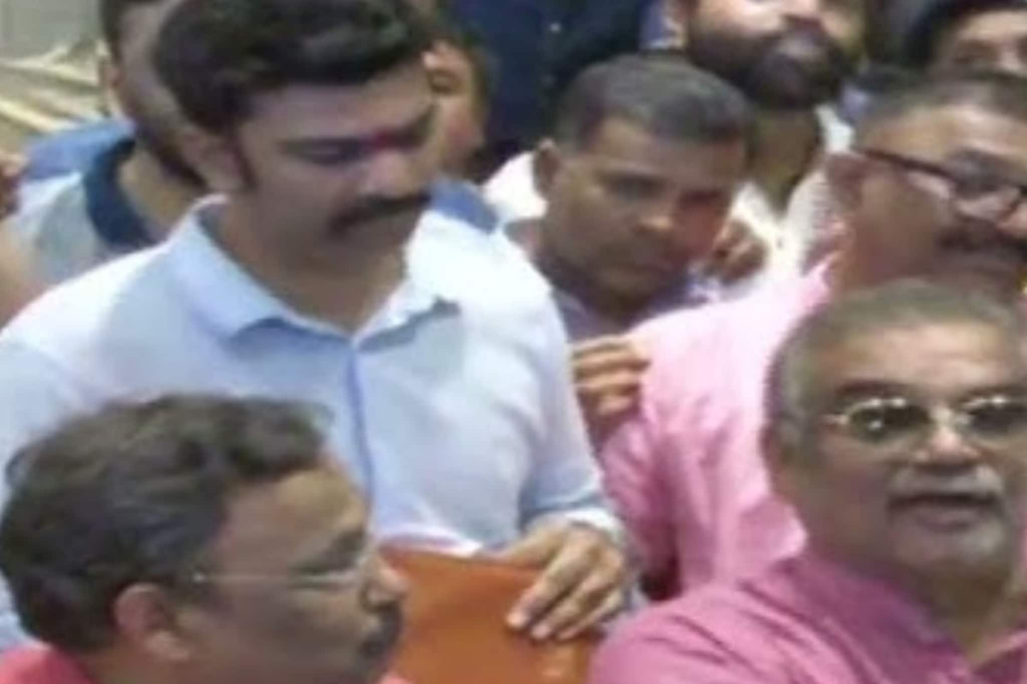 विनोद तावडेंना हॉटेलमध्ये पकडणाऱ्या आप्पा ठाकूरांना पहिला दणका