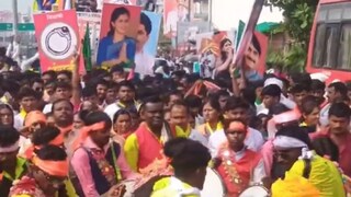 मुंडे बहीण-भावाचे फोटो बंडखोराच्या प्रचारात, अदृश्य शक्तीने अजितदादांच्या आमदाराला घेरलं 