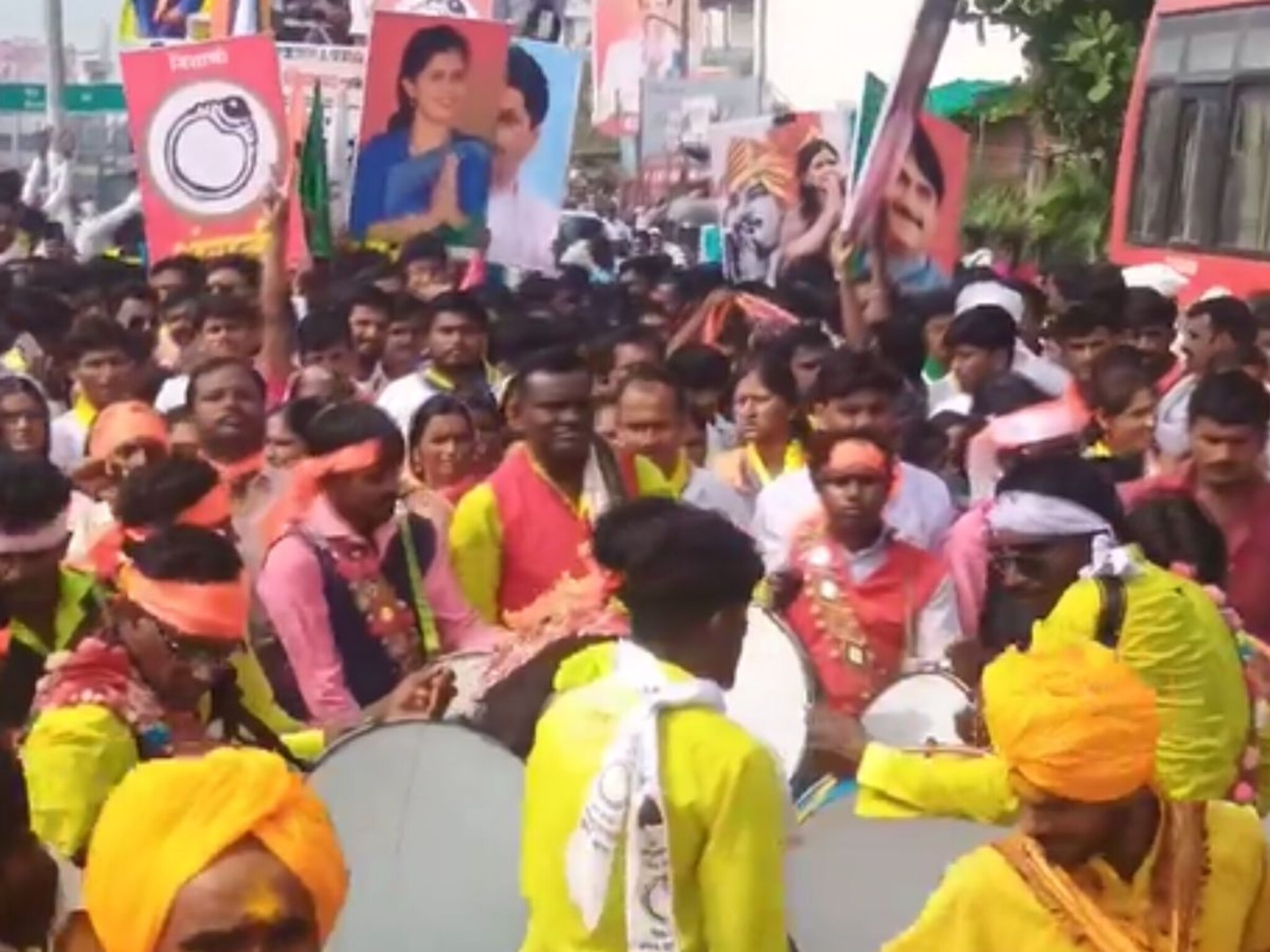 माजलगाव विधानसभा मतदारसंघ निवडणूक : मुंडे बहीण-भावाचे फोटो बंडखोराच्या प्रचारात, अदृश्य शक्तीने अजितदादांच्या आमदाराला घेरलं