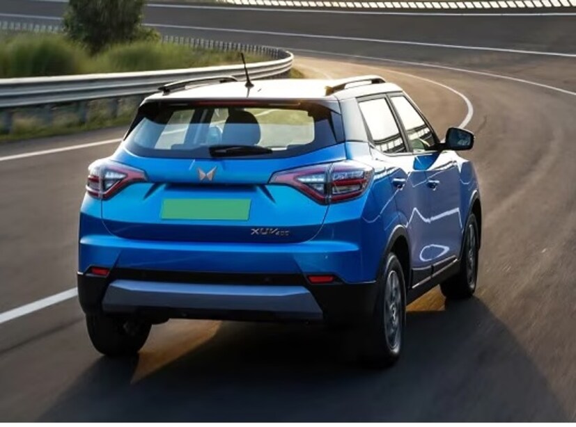 भारतात, नवीन Mahindra XUV400 ची थेट स्पर्धा Tata Nexon EV शी सुरू झाली आहे, या व्यतिरिक्त, MG ZS EV आणि Hyundai Kona देखील याला टक्कर देतील. कंपनीने ही इलेक्ट्रिक एसयूव्ही आर्क्टिक ब्लू, एव्हरेस्ट व्हाईट, गॅलेक्सी ग्रे, नेपोली ब्लॅक आणि इन्फिनिटी ब्लू या 5 कलर्समध्ये लॉन्च केली आहे. ड्युअल टोनमध्ये सेटिन कॉपरचा ऑप्शनही आहे.