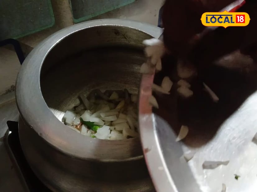 त्यानंतर कुकरमध्ये तेल घालायचे. त्यात जिरे, लसूण, मिरची, हळद, मीठ, टोमॅटो घालून फोडणी तयार करून घ्यायची. त्यानंतर तुरीची डाळ धुवून घ्यायची आणि ती फोडणीमध्ये घालून परतवून घ्यायची.