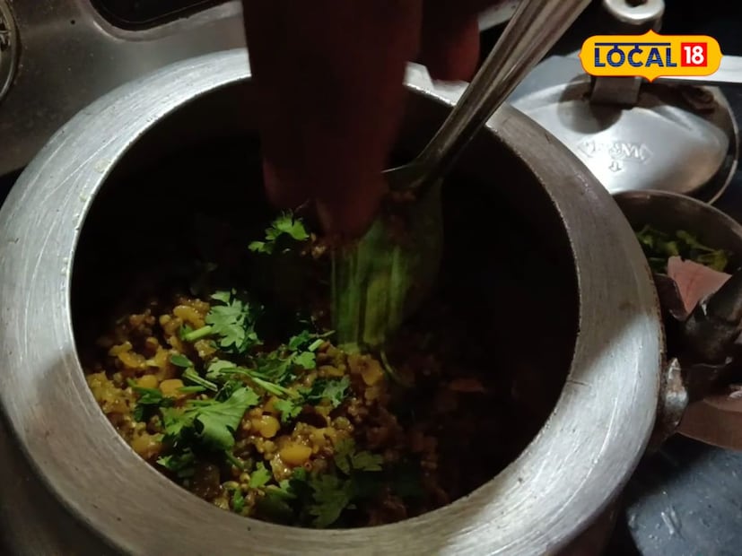 बाजरी शिजायला कठीण असल्याने खूप वेळ घेते. त्यामुळे मध्यम आचेवर कूकरच्या 3 शिट्टी मध्यम आचेवर होऊ द्यायच्या आहेत. त्यामुळे खिचडी चांगल्या प्रकारे शिजून येईल. त्यात कोणतेही कण राहणार नाहीत. त्यानंतर बाजरीची खिचडी खाण्यासाठी तयार होते. यासोबत तुम्ही कढी सुद्धा बनवू शकता. त्यासोबत खिचडी आणखी टेस्टी लागते.