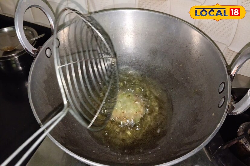 एकावेळी वडे तयार करायचे नाही. एक एक करून तळून घ्यायचा आहे. कमी आचेवर संपूर्ण वडे तळून घ्यावेत. त्यानंतर ते वडे तुम्ही टोमॅटो सॉस सोबत खाऊ शकता. तसेही वडे खाण्यासाठी छान लागतात. 