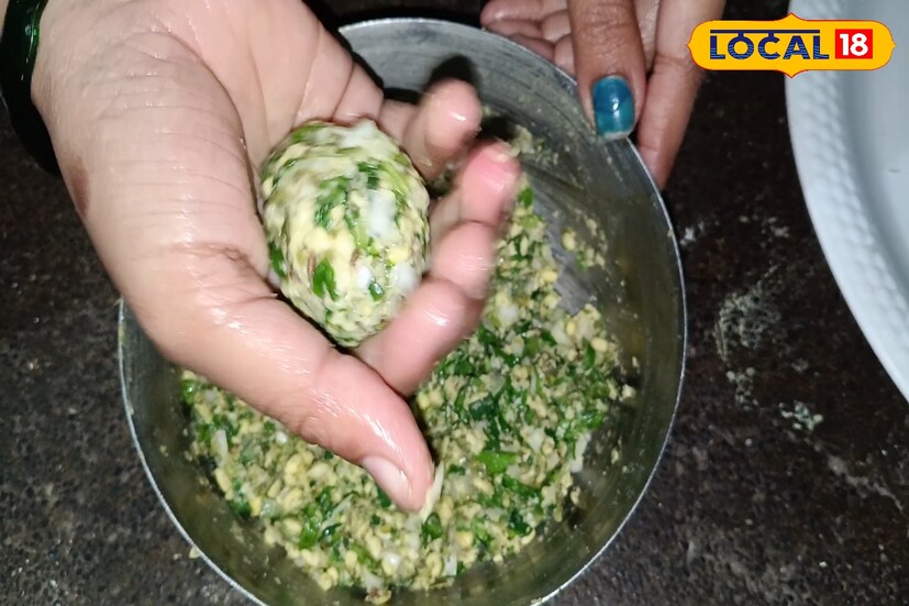 डाळ आणि इतर साहित्य पूर्णतः मिक्स करून घ्यायचं आणि गोल छोटे छोटे गोळे तयार करून घ्यायचे. वडे तळून घेण्यासाठी कढाईमध्ये तेल घालून ते कमी आचेवर तापून घ्यायचं आहे. तेल तापल की गोळे हातावर प्रेस करून त्याचे वडे तयार करून घ्यायचे आहे.