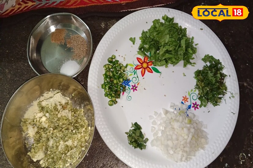 मूग आणि पालकाचे वडे बनवण्यासाठी साहित्य :1 वाटी मूग डाळ, पालक, कांदा, हिरवी मिरची, कोथिंबीर, कडीपत्ता, जिरे, धनी पावडर, मीठ हे साहित्य लागेल.