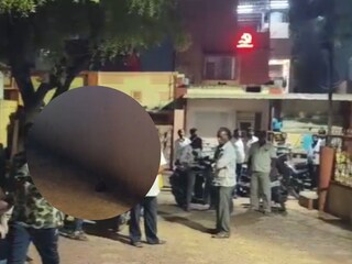 माजी आमदाराच्या घरावर दगडफेक 