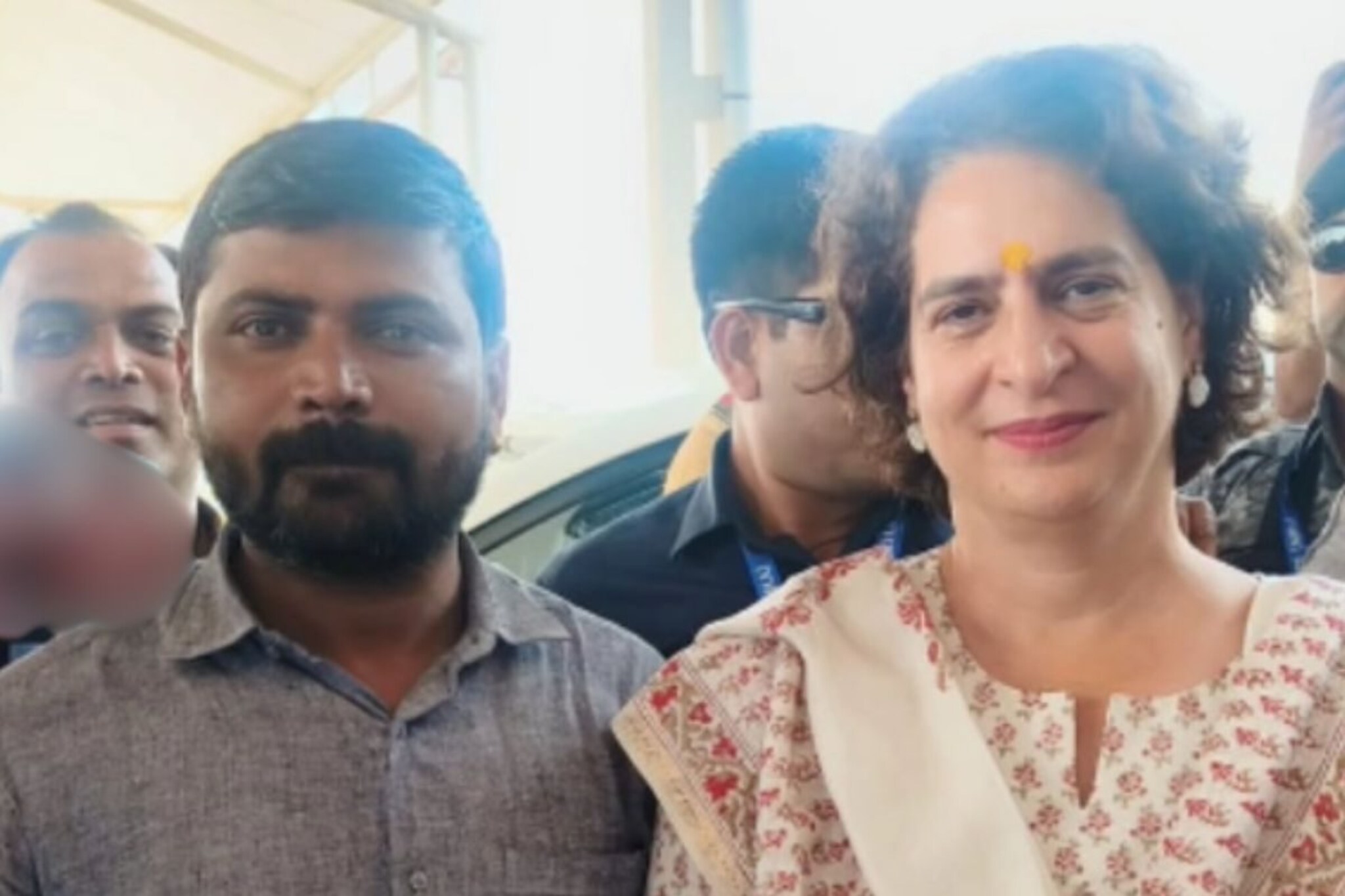 प्रियांका गांधींनी दिलेला शब्द पाळला, विमानतळावर ताटकळत थांबल्या, पण...