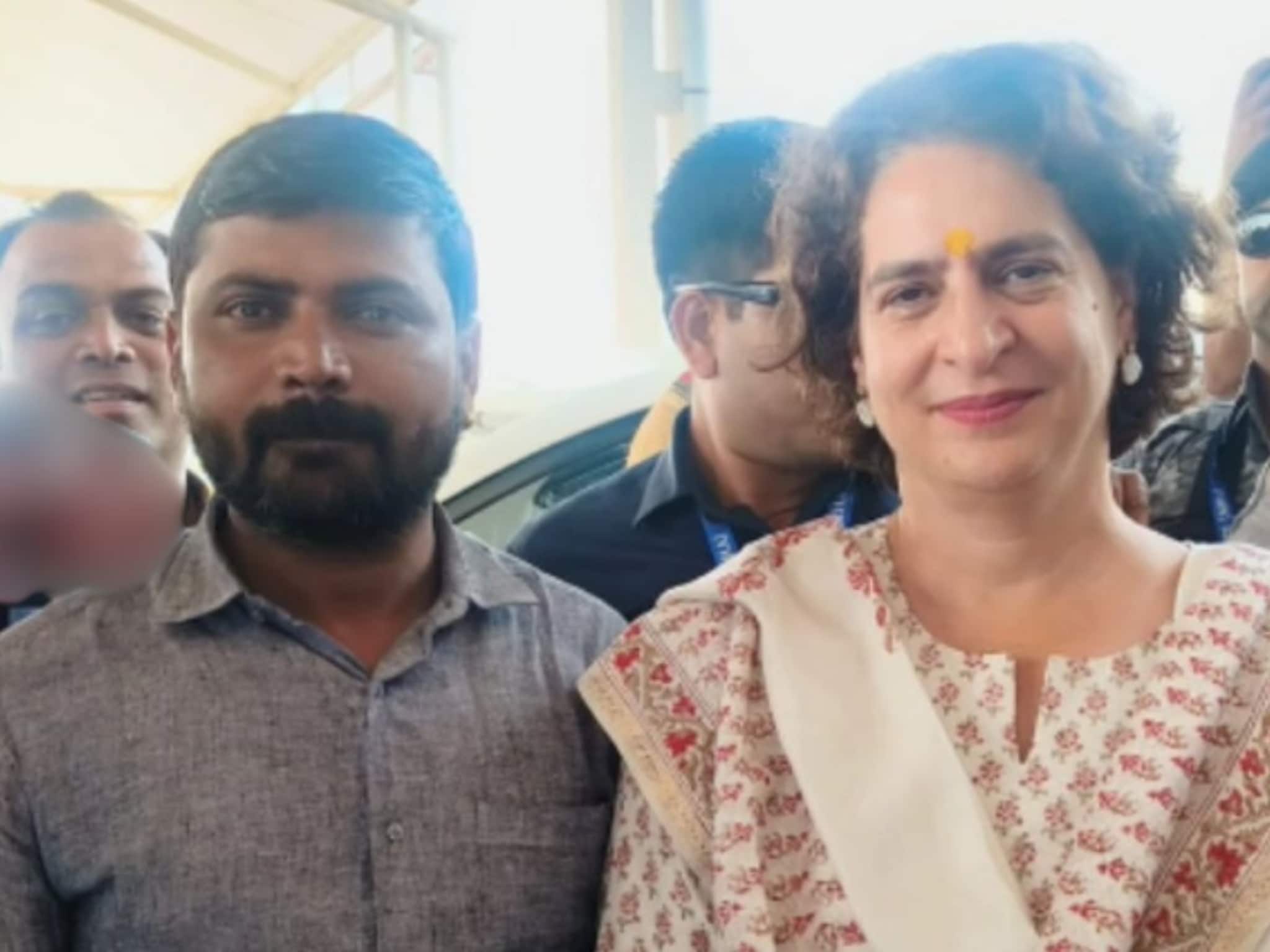 प्रियांका गांधींनी दिलेला शब्द पाळला, विमानतळावर ताटकळत थांबल्या, पण कार्यकर्त्यांची इच्छा पूर्ण करूनच गेल्या...