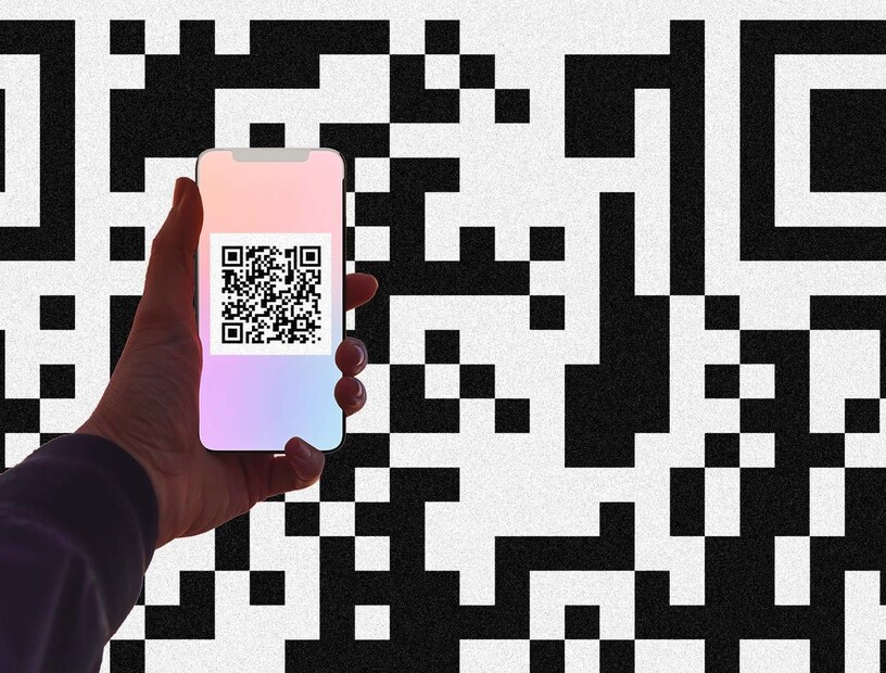 QR कोड हा 2D कोड आहे, जो मॅट्रिक्स फॉर्मेटमध्ये माहिती स्टोअर करतो. यामध्ये, माहिती Horizontal आणि Vertical सेट केली जाते. ज्यामुळे ती बारकोडपेक्षा अधिक डेटा संचयित करण्यास सक्षम बनते. 