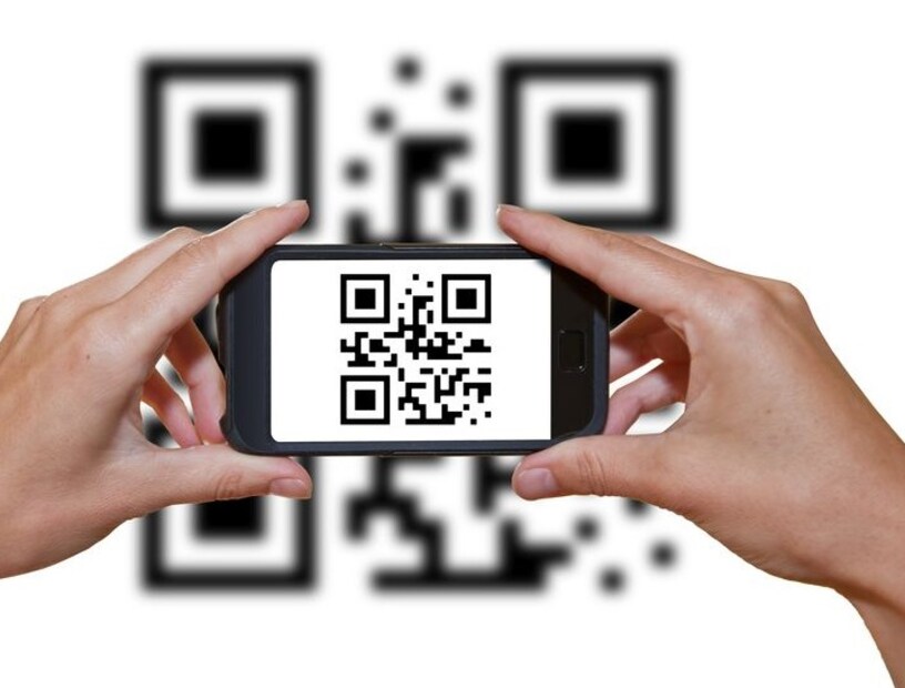 QR कोडचा फूल फॉर्म 'Quick Response' कोड आहे. हे 1994 मध्ये डेन्सो वेव्ह या जपानी कंपनीने विकसित केले होते आणि ते स्कॅन करण्यासाठी आणि माहिती जलद अॅक्सेस करण्यासाठी विशेषतः डिझाइन केले होते. 