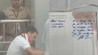 राहुल गांधी यांनी व्हिजिटर बुकवर एक खास संदेश लिहला 