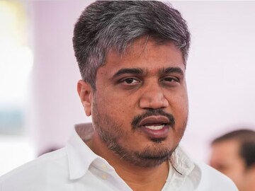 
रोहित पवारांचा निसटता विजय, कोणत्या अदृष्य शक्तीने केली मदत? चर्चांना उधाण