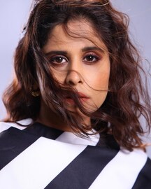 गुलाबी साडीमध्ये सई ताम्हणकरचा कातिलाना अंदाज, खांद्यावरील टॅटू केला फ्लाँट