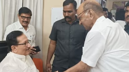 निवडणुकीपूर्वी पवारांचा हात धरणाऱ्यांना धक्का, बडे नेते आता कारवाईच्या कचाट्यात?
निवडणुकीपूर्वी पवारांचा हात धरणाऱ्यांना धक्का, बडे नेते आता कारवाईच्या कचाट्यात?