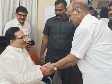 निवडणुकीपूर्वी पवारांचा हात धरणाऱ्यांना धक्का, बडे नेते आता कारवाईच्या कचाट्यात?
निवडणुकीपूर्वी पवारांचा हात धरणाऱ्यांना धक्का, बडे नेते आता कारवाईच्या कचाट्यात?