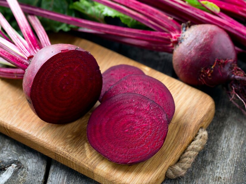 बीट किंवा बीटरूटमध्ये सुद्धा व्हिटॅमिन बी 12 सोबत फोलेट आणि मँगनीज असतं. यात कॅल्शियम, जीवनसत्त्वे आणि खनिजे देखील भरपूर असतात. बीटचा रस किंवा सलाड म्हणून खाऊ शकता. 