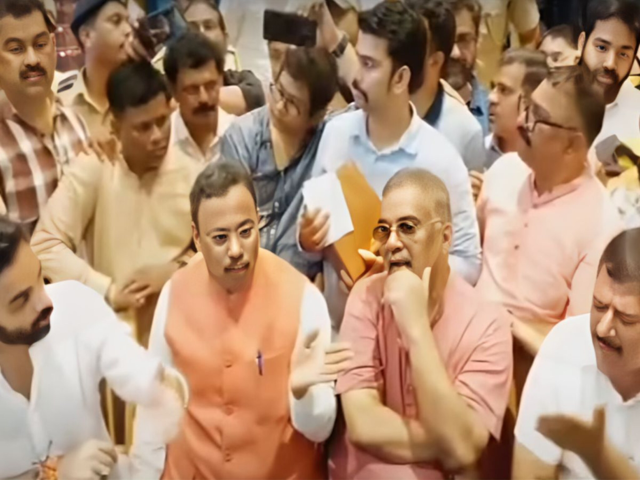 Maharashtra Election Results : 'ठाकूर तो गियो', हॉटेलचा ड्रामा भोवला! बाप-बेटे दोघंही पराभूत