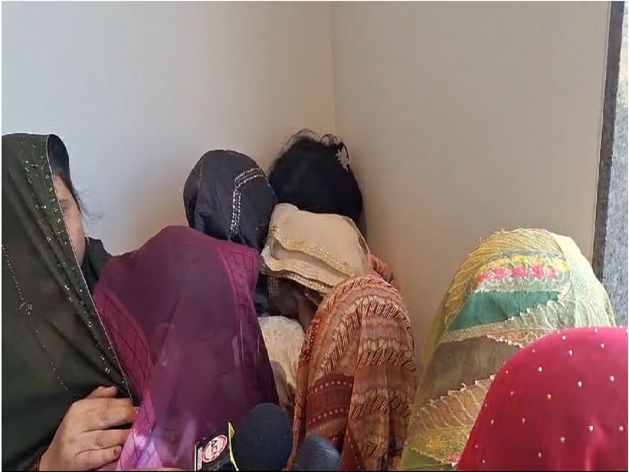 विरारमधील हॉटेलच्या रुममध्ये 7 महिला सापडल्या, पैसे घेण्यासाठी आल्याचा आरोप