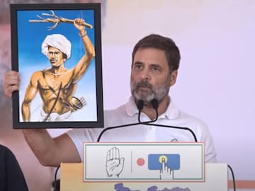 राहुल गांधींनी ज्यांचा फोटो हाती घेतला, ते बिरसा मुंडा होते तरी कोण?
राहुल गांधींनी ज्यांचा फोटो हाती घेतला, ते बिरसा मुंडा होते तरी कोण?