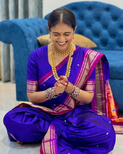 रिंकू राजगुरुने पारंपारिक मराठी साज केला आहे. दिवाळीचा तिचा हा खास लूक लोकांचं लक्ष वेधून घेत आहे. अशातच रिंकूचा रिंकू राजगुरूचा नऊवारीतला ठसका पाहून एका चाहत्याने थेट दिला लग्नाची मागणी घातली. 