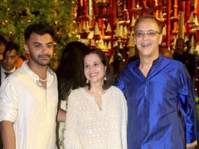 अग्नी चोप्रा हा प्रसिद्ध दिग्दर्शक विधू विनोद चोप्रा यांचा मुलगा आहे. मात्र, आपल्या मेहनतीच्या जोरावर अग्नीने फर्स्ट क्लास क्रिकेटमध्ये धावांचा पाऊस पाडला अन् क्रिकेटची आवड जपली. 