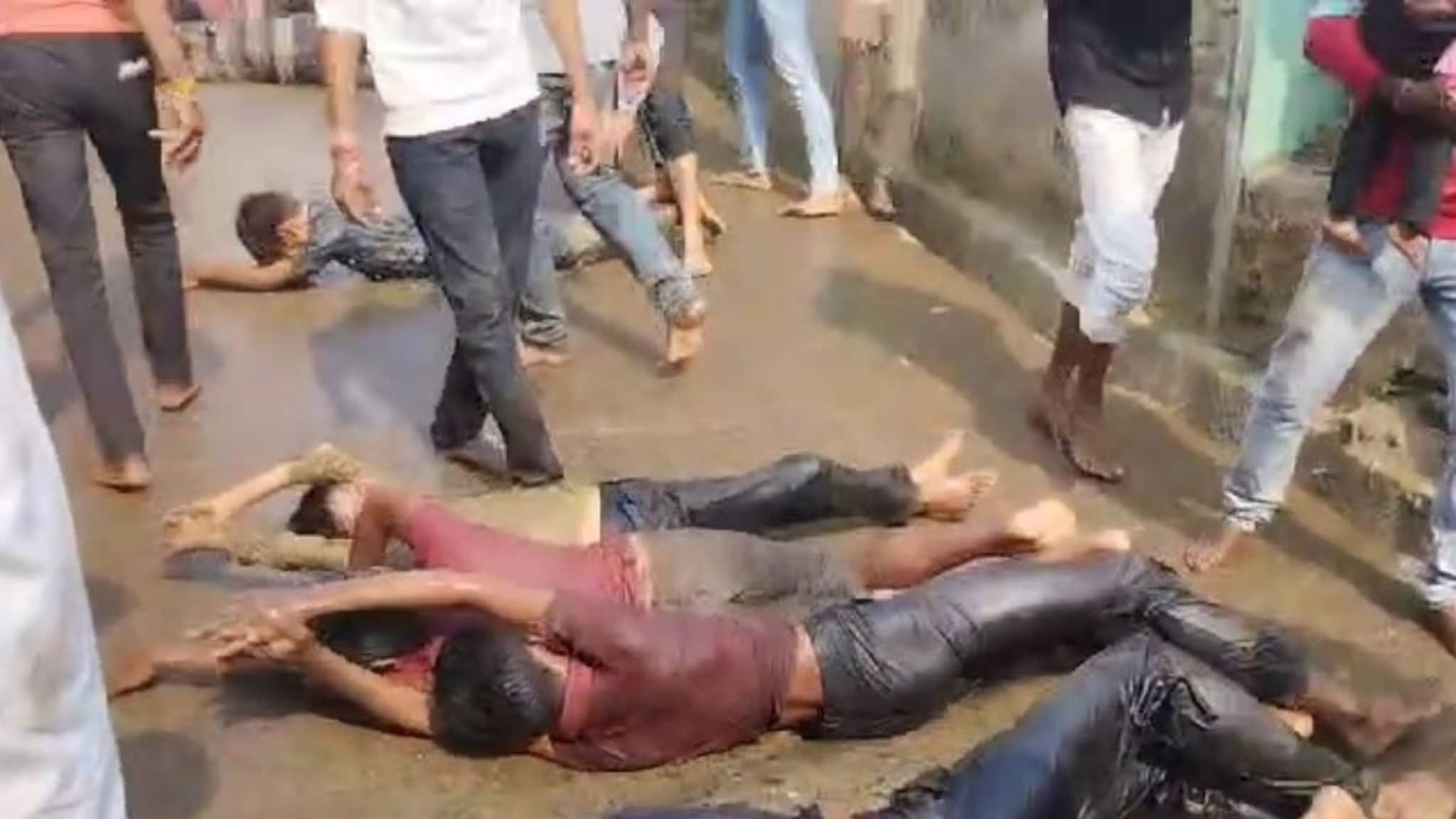 शिरखेडच्या नानागुरू महाराज पुण्यतिथी उत्सवात भक्तांची अनोखी श्रद्धा; 500 मीटरपर्यंत घालतात लोटांगण