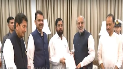 Maharashtra Government Formation: एकनाथ शिंदे यांनी मुख्यमंत्रीपदाचा दिला राजीनामा Maharashtra Government Formation: एकनाथ शिंदे यांनी मुख्यमंत्रीपदाचा दिला राजीनामा