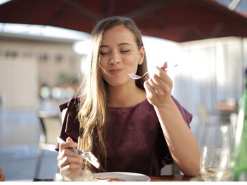 मोठी चूक ठरेल! घरात अशा ठिकाणी बसून कधीच खाऊ नये; वाईट दिवस पाहावे लागतील