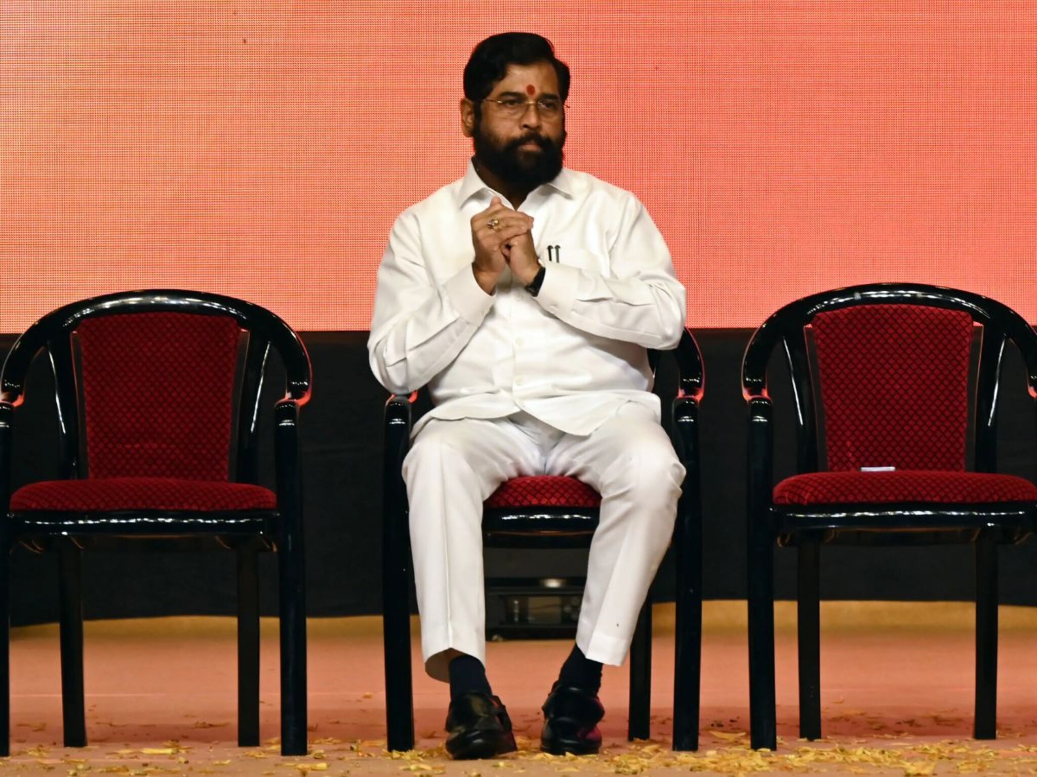 खाते वाटपावरून एकनाथ शिंदे नाराज?  निकटवर्तीय आमदाराने स्पष्ट सांगितले...