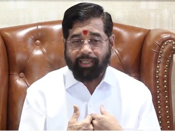 Eknath Shinde Press Conference: एकनाथ शिंदे झाले भावुक, घोषणा करताना भरभरून बोलले, सगळेच गहिवरले Eknath Shinde Press Conference: एकनाथ शिंदे झाले भावुक, घोषणा करताना भरभरून बोलले, सगळेच गहिवरले