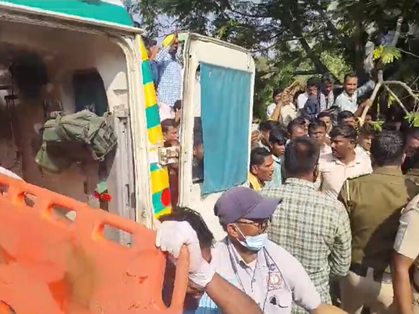 अपघातग्रस्त बसमधील जखमी प्रवाशांना रुग्णालयात दाखल करण्यात आलं आहे. घटनास्थळी पोलीस आणि प्रशासन दाखल झाले असून बचावकार्य सुरू आहे.
