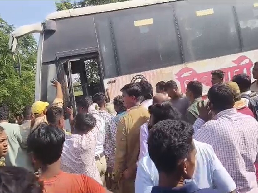 अपघातग्रस्त बसमधून ७ मृतदेह बाहेर काढण्यात आले आहेत. तर अद्याप ५ ते ७ मृतदेह बसमध्ये असल्याची माहिती समजते.