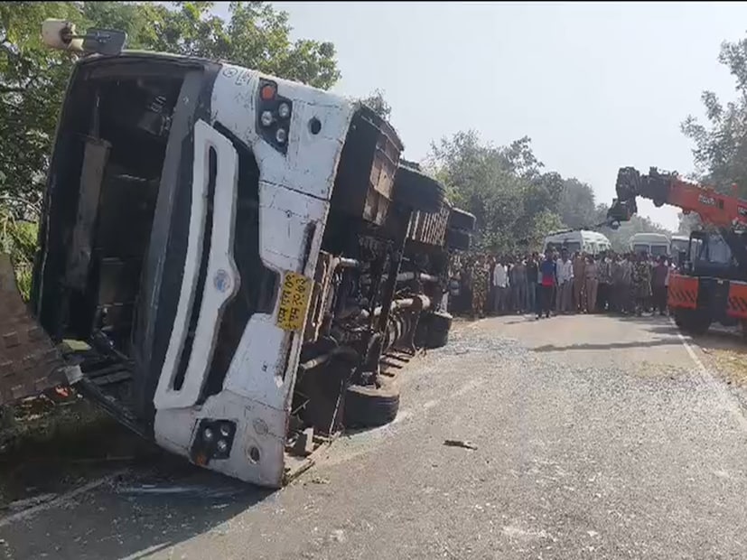 शिवशाही बसचा भीषण अपघात होऊन काही प्रवाशांचा मृत्यू झाल्याची घटना गोंदियात घडलीय. सडक अर्जुनी इथल्या खजरी गावाजवळ शिवशाही उलटून हा अपघात झालाय. शिवशाही बसचा भीषण अपघात होऊन काही प्रवाशांचा मृत्यू झाल्याची घटना गोंदियात घडलीय. सडक अर्जुनी इथल्या खजरी गावाजवळ शिवशाही उलटून हा अपघात झालाय.