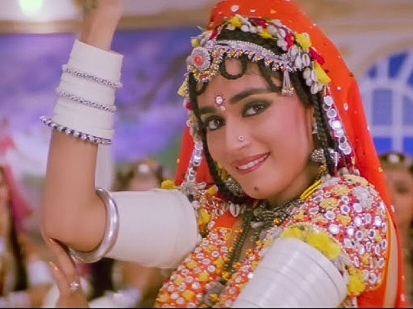 'खलनायक' सिनेमातील हे गाणं 'चोली के पीचे क्या है' आहे. हे गाणे सरोज खान यांनी कोरिओग्राफ केले होते. हे गाणं रिलीज झालं तेव्हा सगळेच शॉक झाले. कारण यात डबल मीनिंग होता. गाण्याबद्दल इतकी अस्वस्थता होती की सुमारे 32 संघटनांनी गाण्यावर आक्षेप घेतला. हे गाणे त्यावेळी चर्चेत होते.