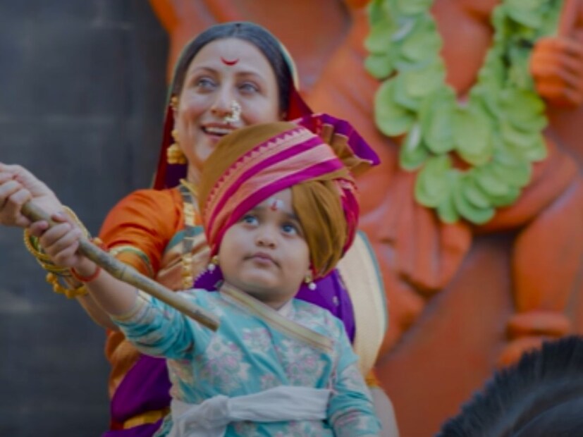 सिनेमाचं राजं संभाजी’हे टायटल साँग नुकतंच रिलीज झालं आहे. ज्यात किशोरी शहाणे यांचा पहिली लुक पाहायला मिळतोय. 