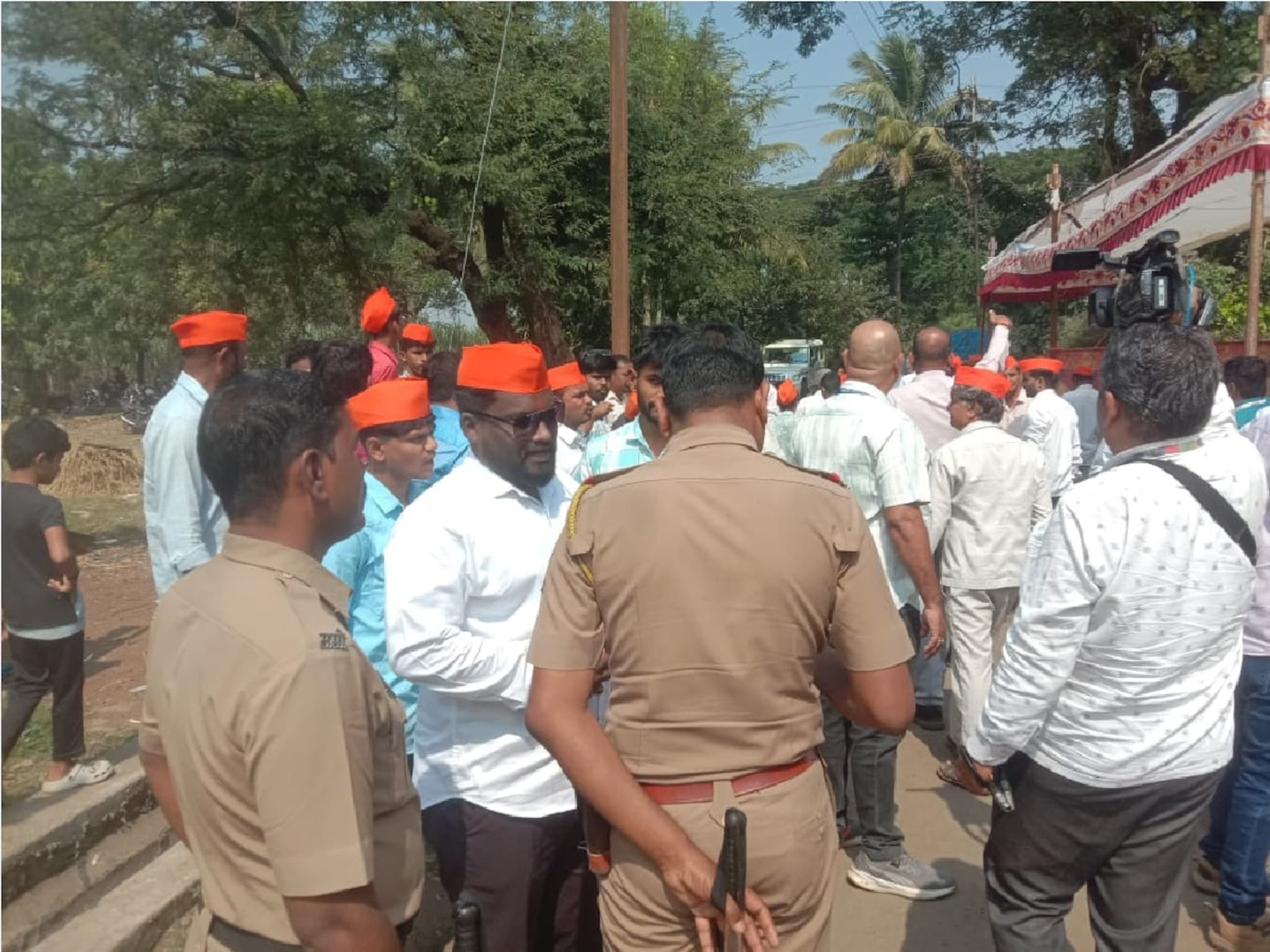 कोल्हापूरात भगव्या टोपीवरून वाद पेटला, गावात तणावाचे वातावरण, नेमकं प्रकरण काय?