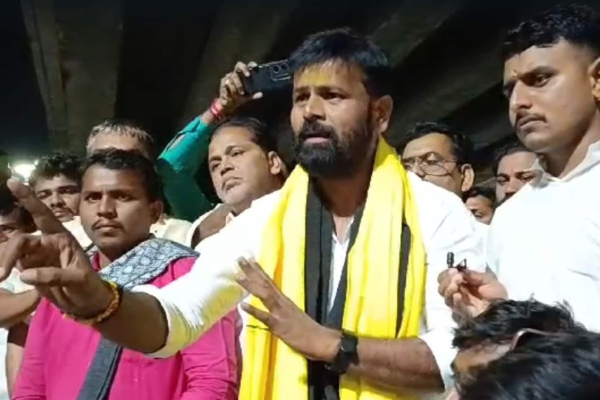 विधानसभा निवडणुकीत नवा ट्वीस्ट; लक्ष्मण हाकेंचा पहिल्या उमेदवाराला जाहीर पाठींबा