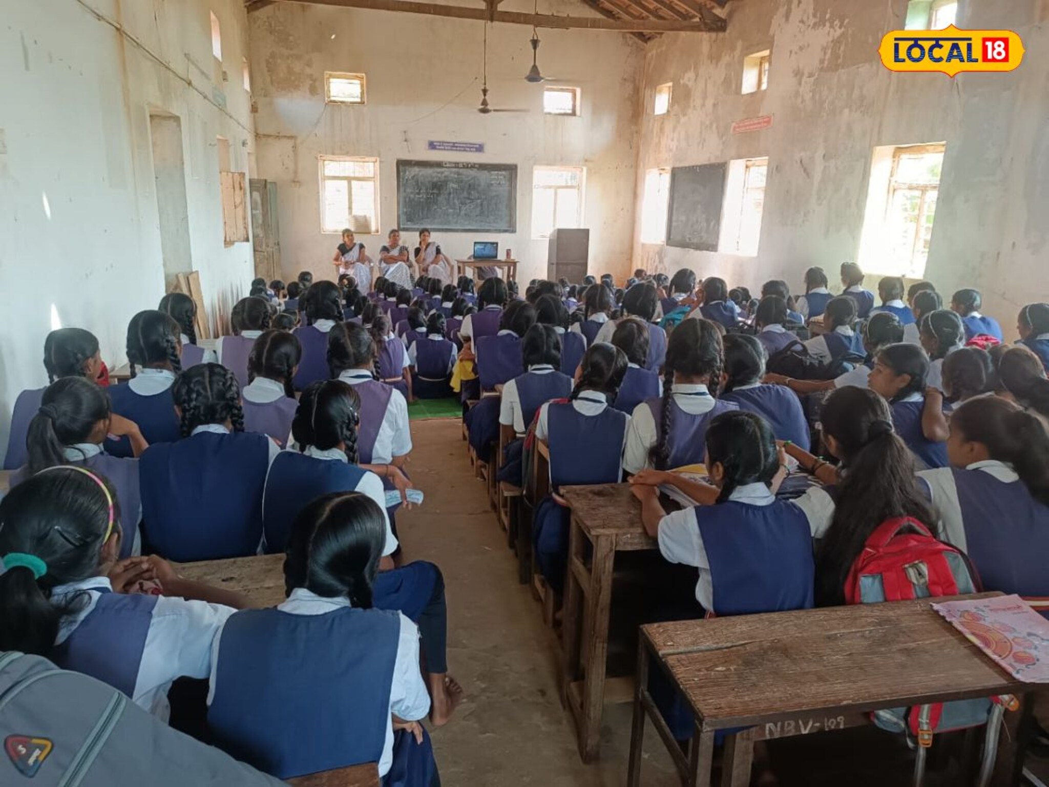 2 हजार सॅनिटरी पॅड्सचे वाटप, मासिक पाळीविषयी शाळांमध्ये मुलींना मार्गदर्शन