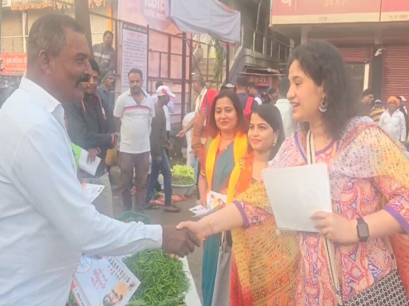 मृणालीराजे यांनी सकाळी लवकर भाजी मंडई गाठत प्रचाराला सुरुवात केली. भाजी विक्रेते, ग्राहक यांच्याशी त्यांनी संवाद साधला.