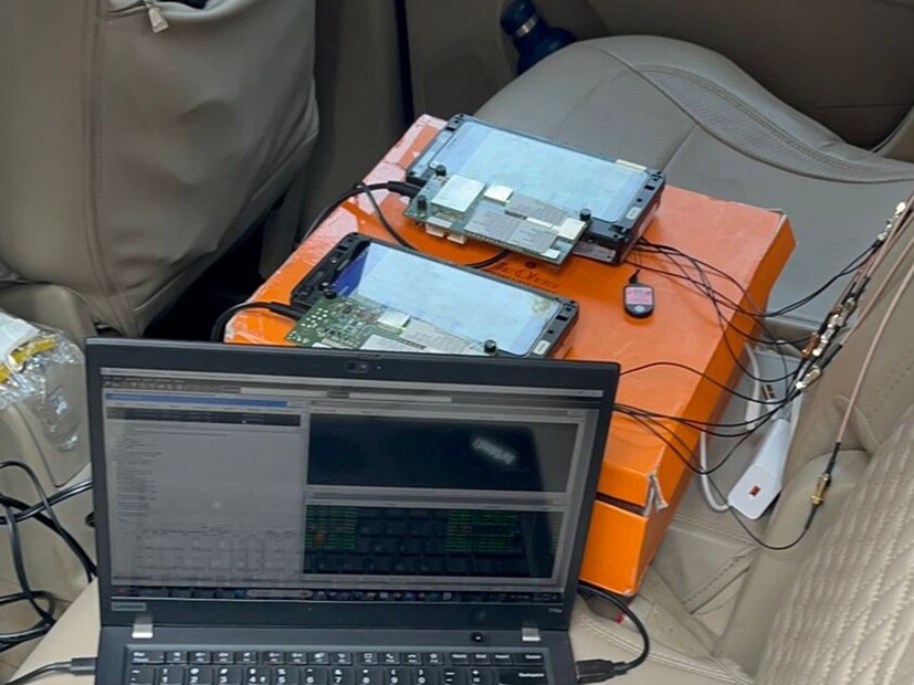 पोलिसांनी कारमधला मुद्देमाल जप्त केला असून या प्रकरणी अधिक तपास केला जात आहे.