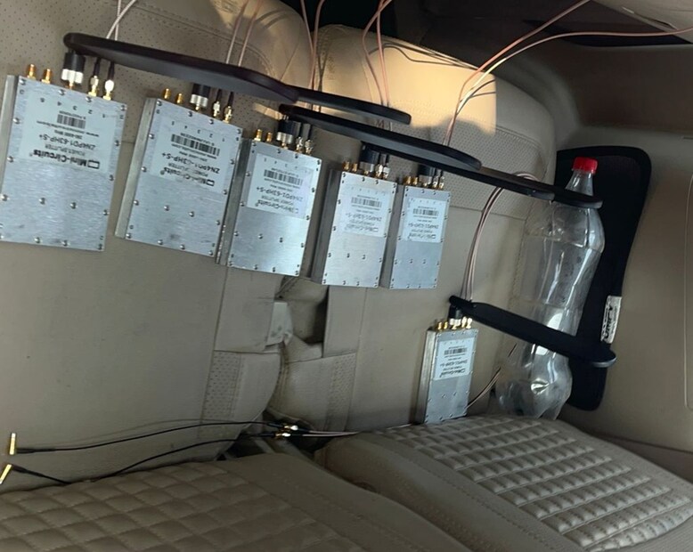 तुर्भे पोलिसांना संशयास्पद हालचाली वाटल्यानंतर त्यांनी तापसणी केली असता गाडीत आक्षेपार्ह वस्तू सापडल्या. 