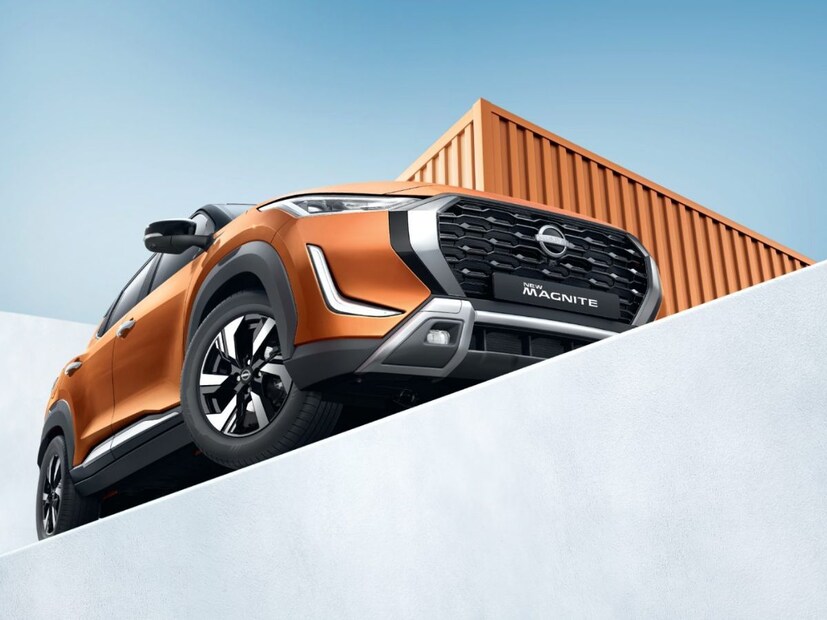 Nissan Magnite -जपानी कार उत्पादक Nissan ने भारतीय बाजारपेठेत Magniteनावाची SUV लाँच केली आहे. ही सगळ्यात स्वस्त अशा एसयूव्हीपैकी एक आहे. या एसयूव्हीची किंमत 5.99 लाख ते 11.50 लाख ( एक्स-शोरूम, संपूर्ण भारत) दरम्यान आहे. 2020 मध्ये प्रथम लॉन्च झाल्यानंतर Magniteचं 2024 मध्ये अपडेट केलं आहे. या कारमध्ये  1.0L टर्बो पेट्रोल इंजन आणि 1.0L नॅचुरली एस्पिरेटेड पेट्रोल इंजिन दिलं आहे.  या इंजिनमध्ये  6-स्पीड MT आणि CVT गिअरबॉक्स दिला आहे.