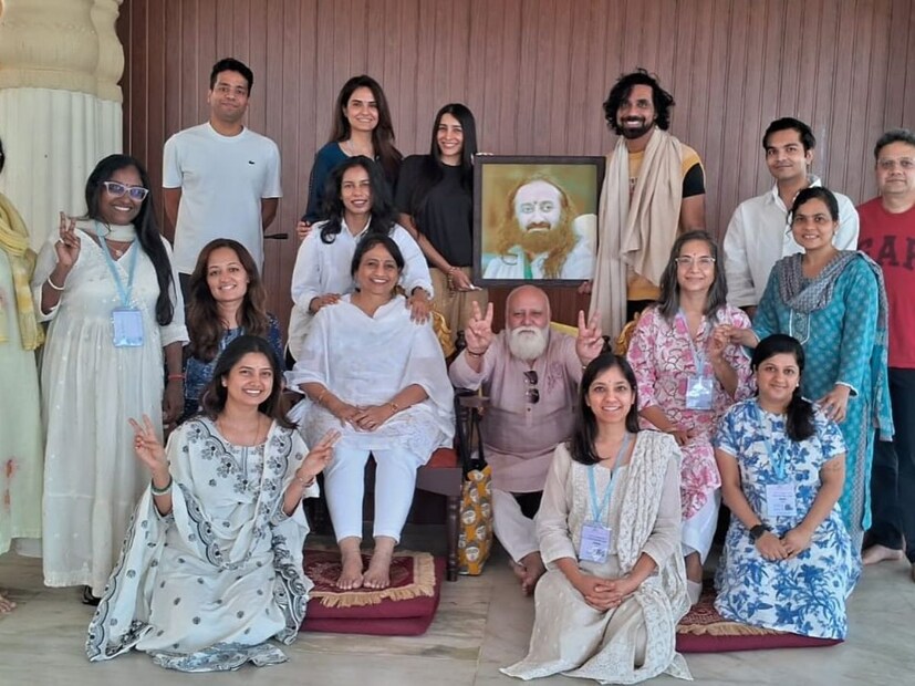 प्राजक्ताने इंस्टावर फोटो शेअर करत तिच्या नव्या कोर्सविशषयी सांगितलं. प्राजक्ताने बॅंगळुरुला जाऊन ‘आर्ट ऑफ लिव्हिंग’आश्रमात एडवान्स कोर्स पूर्ण केला आहे. 