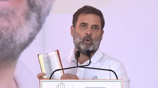 राहुल गांधींनी संविधान खोलून  दाखवलं