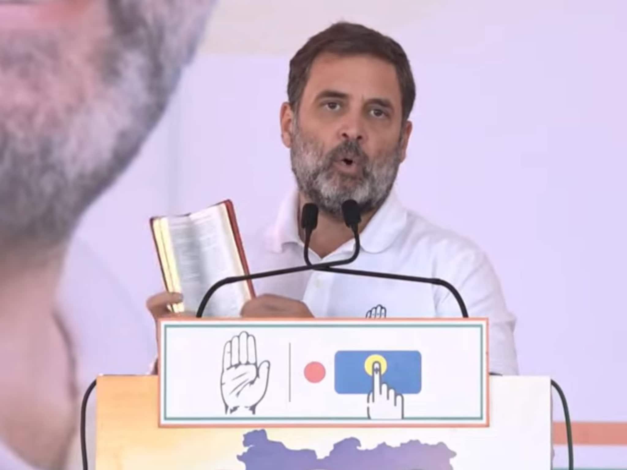 Video : कोरी पानं असल्याचा भाजपाचा आरोप, भरसभेत राहुल गांधींनी संविधान उघडून दाखवलं