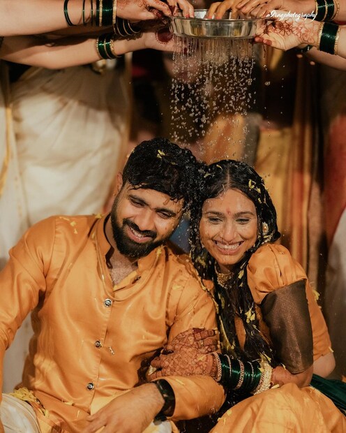 तर पवनने देखील पिवळा धम्म कुर्ता परिधान केला होता. पवन आणि रेश्माच्या हळदीच्या फोटोंवर चाहत्यांनी प्रेम व्यक्त केलं आहे.