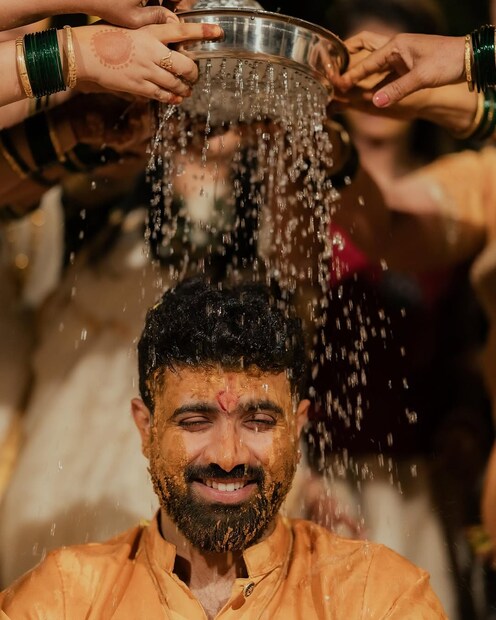 रेश्माने तिच्या हळदीसाठी साऊथ इंडियन थीम ठेवली होती. रेश्माने पिवळ्या रंगाचा घागरा चोळी आणि त्यावर अस्सल साऊथ स्टाइल हिरव्या रंगाची ओढणी कॅरी केली होती.