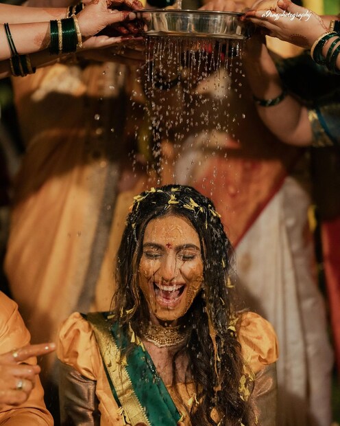 रेश्माने नवऱ्याचा चेहरा आणि नाव सांगितलं असलं तरी तिचा नवरा काय करते हे तिने गुलदस्त्यात ठेवलं आहे.