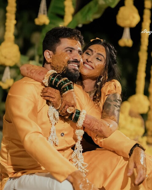 रेश्माच्या नवऱ्याचं नाव पवन असं आहे. ''अत्र तत्र सर्वत्र'' असं त्याने त्याच्या इन्स्टाग्राम बायोमध्ये लिहिलं आहे.