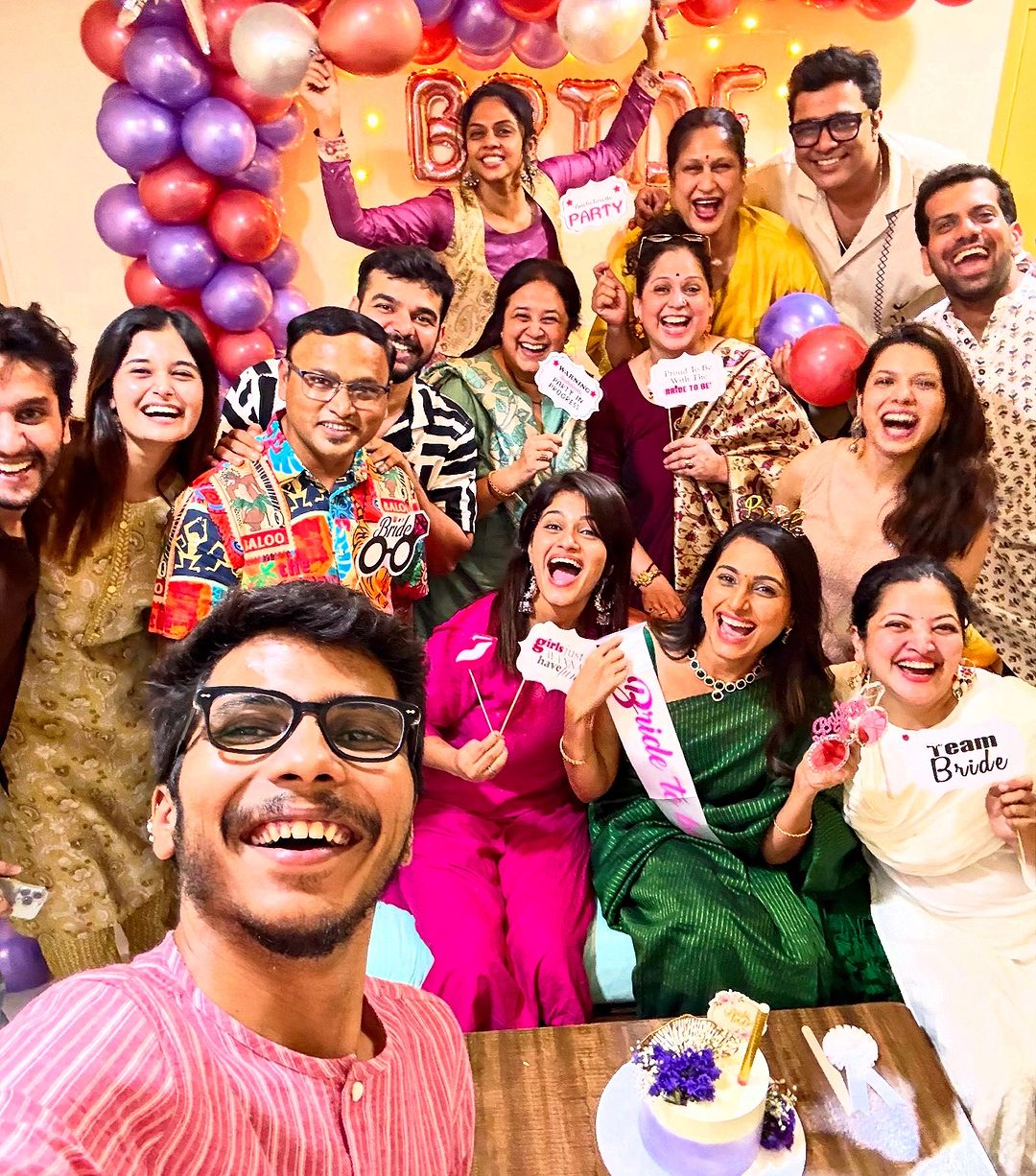 रंग माझा वेगळा या मालिकेच्या संपूर्ण टीमने रेश्माचं पहिलं केळवण केलं आहे. रेश्माने तिच्या ठरलेल्या लग्नाची बातमी अशाप्रकारे चाहत्यांना दिली आहे.